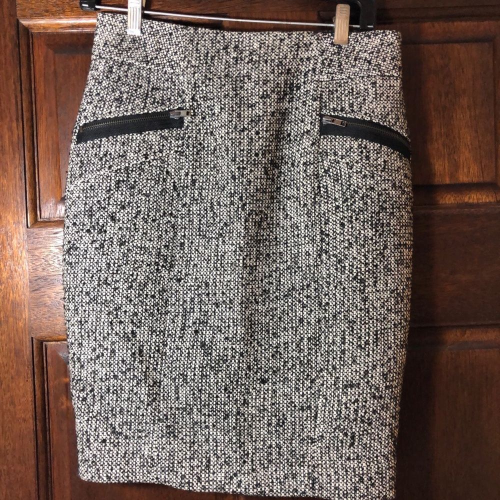 Love 21 Sophisticated black/white pencil skirt faux pockets old money office lux